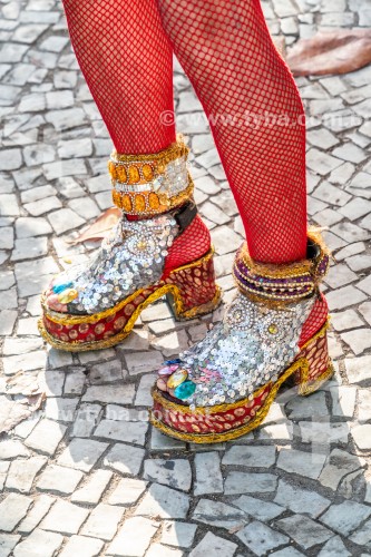 Detalhe do sapato de folião no bloco de carnaval de rua Banda de Ipanema - Rio de Janeiro - Rio de Janeiro (RJ) - Brasil