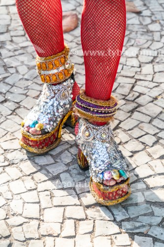 Detalhe do sapato de folião no bloco de carnaval de rua Banda de Ipanema - Rio de Janeiro - Rio de Janeiro (RJ) - Brasil
