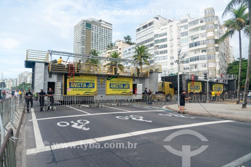 Manifestação intitulada Anistia Já, organizada por apoiadores do ex-presidente Jair Bolsonaro - Avenida Atlântica - Rio de Janeiro - Rio de Janeiro (RJ) - Brasil