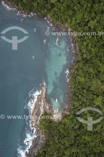 Foto feita com drone de área de barcos turísticos na Praia do Caxadaço - Angra dos Reis - Rio de Janeiro (RJ) - Brasil