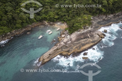 Foto feita com drone de área de barcos turísticos na Praia do Caxadaço - Angra dos Reis - Rio de Janeiro (RJ) - Brasil
