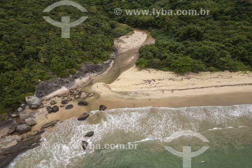 Foto feita com drone de rio desaguando na Praia de Parnaioca - Angra dos Reis - Rio de Janeiro (RJ) - Brasil