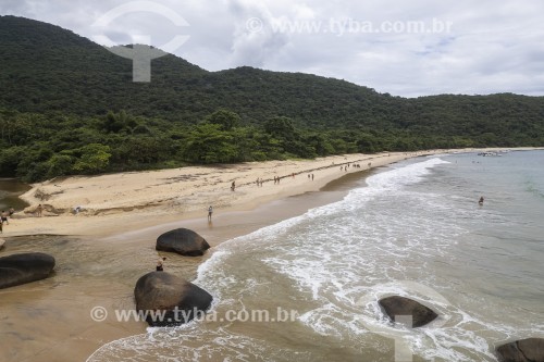 Foto feita com drone de turistas na Praia de Parnaioca - Angra dos Reis - Rio de Janeiro (RJ) - Brasil