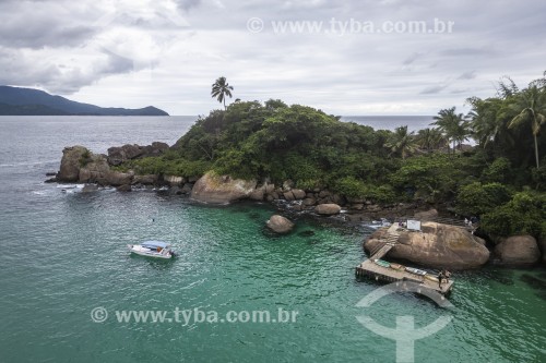 Foto feita com drone de coqueiros e pier na Praia do Aventureiro - Angra dos Reis - Rio de Janeiro (RJ) - Brasil