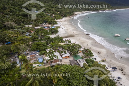 Foto feita com drone da Praia do Aventureiro com pequena vila de pescadores - Angra dos Reis - Rio de Janeiro (RJ) - Brasil
