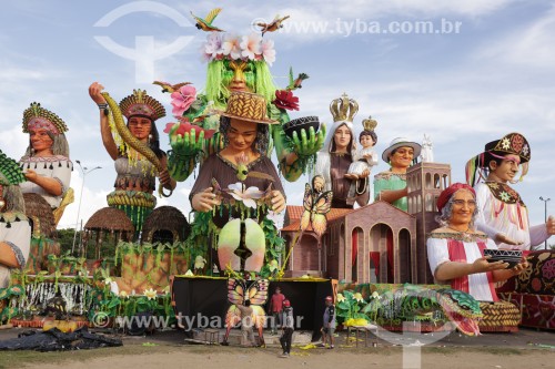 Alegorias dos bois bumbás Caprichoso e Garantido na cidade de Parintins - Parintins - Amazonas (AM) - Brasil