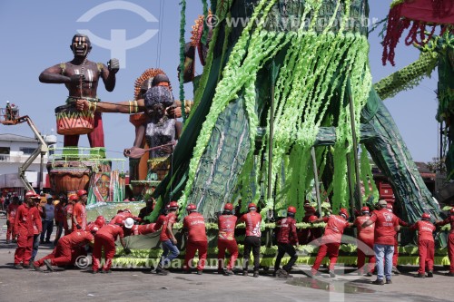 Alegorias dos bois bumbás Caprichoso e Garantido na cidade de Parintins - Parintins - Amazonas (AM) - Brasil
