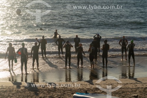 Nadadores entrando no mar na Praia de Copacabana - Rio de Janeiro - Rio de Janeiro (RJ) - Brasil