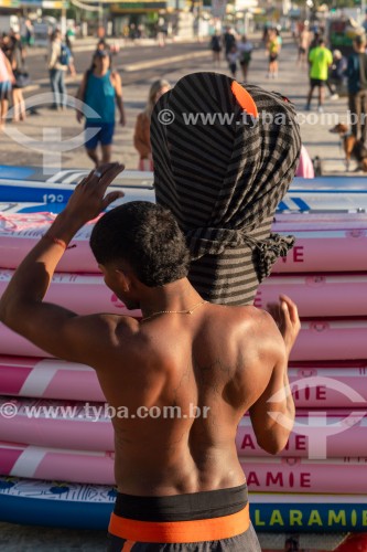 Homem embalando remos de stand up paddle no Posto 6 da Praia de Copacabana - Rio de Janeiro - Rio de Janeiro (RJ) - Brasil