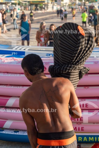 Homem embalando remos de stand up paddle no Posto 6 da Praia de Copacabana - Rio de Janeiro - Rio de Janeiro (RJ) - Brasil