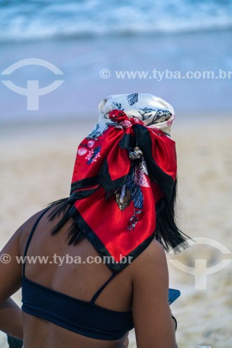 Mulher de biquini com lenço na cabeça - Praia de Copacabana - Rio de Janeiro - Rio de Janeiro (RJ) - Brasil