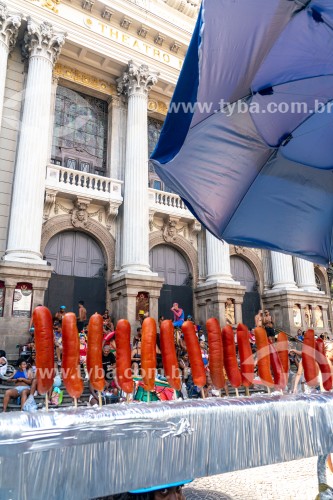 Vendedor ambulante de salsichão em frente ao Theatro Municipal - Cinelândia - Rio de Janeiro - Rio de Janeiro (RJ) - Brasil