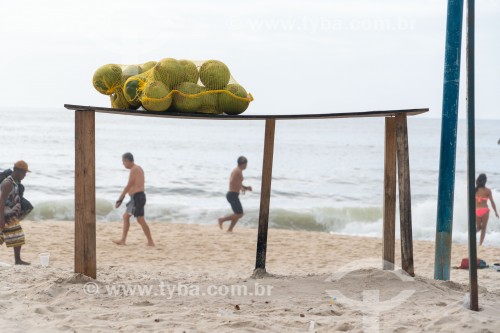 Cocos para venda nos quiosques da Praia de Copacabana - Rio de Janeiro - Rio de Janeiro (RJ) - Brasil