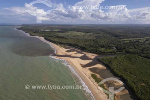 Foto feita com drone de foz de rio na Praia da Barra do Cahy - Prado - Bahia (BA) - Brasil