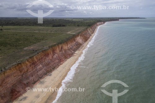 Foto feita com drone de falésias na Praia de Japara Mirim - Prado - Bahia (BA) - Brasil