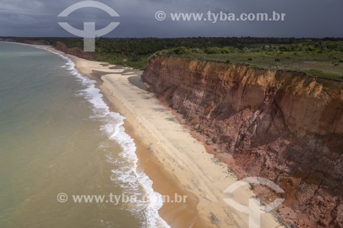 Foto feita com drone de falésias na Praia de Japara Mirim - Prado - Bahia (BA) - Brasil