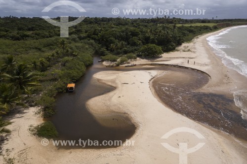 Foto feita com drone de foz de rio na Praia do Imbassuaba - Prado - Bahia (BA) - Brasil