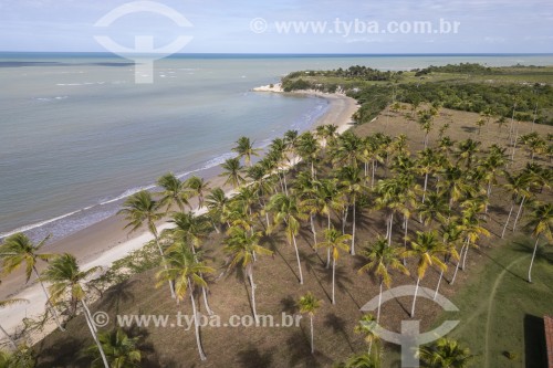 Foto feita com drone de praia deserta - Praia do Imbassuaba - Prado - Bahia (BA) - Brasil