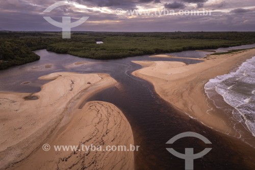 Foto feita com drone de foz de rio na Praia da Barra do Cahy - Prado - Bahia (BA) - Brasil