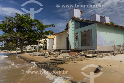 Casas destruídas devido ao avanço do mar na Vila da Ponta do Corumbau - Prado - Bahia (BA) - Brasil