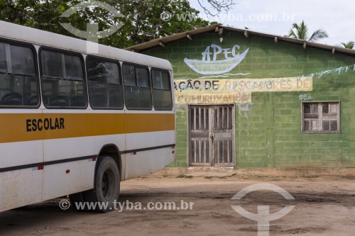 Ônibus de transporte escolar na vila de Cumuruxatiba - Prado - Bahia (BA) - Brasil