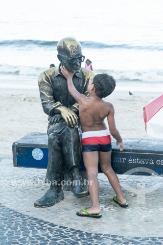 Criança brincando na estátua do poeta Carlos Drummond de Andrade na Praia de Copacabana - Rio de Janeiro - Rio de Janeiro (RJ) - Brasil