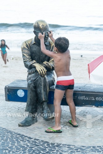 Criança brincando na estátua do poeta Carlos Drummond de Andrade na Praia de Copacabana - Rio de Janeiro - Rio de Janeiro (RJ) - Brasil