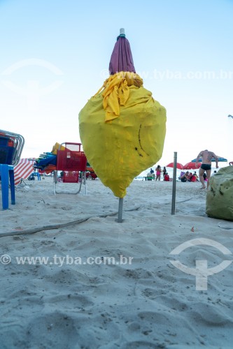 Guarda-sol fechado na forma de display com produtos de praia no seu interior - Rio de Janeiro - Rio de Janeiro (RJ) - Brasil