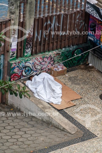 Morador de rua dormindo na calçada da Rua Francisco Otaviano - Rio de Janeiro - Rio de Janeiro (RJ) - Brasil
