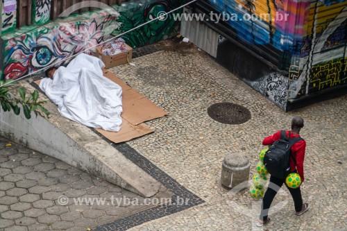 Morador de rua dormindo na calçada da Rua Francisco Otaviano - Rio de Janeiro - Rio de Janeiro (RJ) - Brasil
