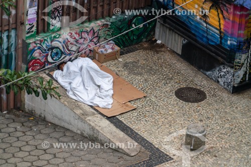 Morador de rua dormindo na calçada da Rua Francisco Otaviano - Rio de Janeiro - Rio de Janeiro (RJ) - Brasil