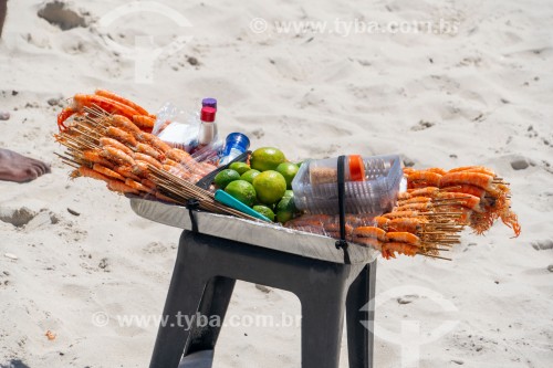 Vendedor ambulante de camarão frito na Praia de Copacabana - Rio de Janeiro - Rio de Janeiro (RJ) - Brasil