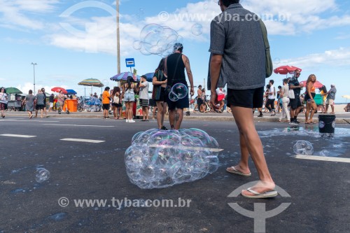 Bolhas de sabão em dia de lazer na Praia de Copacabana - Rio de Janeiro - Rio de Janeiro (RJ) - Brasil