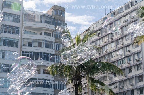 Bolhas de sabão em dia de lazer na Praia de Copacabana - Rio de Janeiro - Rio de Janeiro (RJ) - Brasil