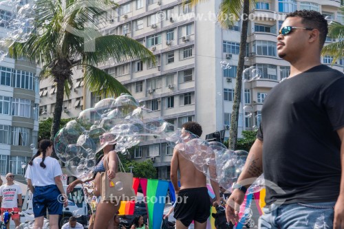 Bolhas de sabão em dia de lazer na Praia de Copacabana - Rio de Janeiro - Rio de Janeiro (RJ) - Brasil