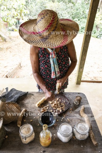 Detalhe de processo artesanal para a produção da farinha de mandioca - Parque Nacional de Anavilhanas - Novo Airão - Amazonas (AM) - Brasil