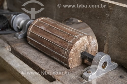 Detalhe de processo artesanal para a produção da farinha de mandioca - Parque Nacional de Anavilhanas - Novo Airão - Amazonas (AM) - Brasil