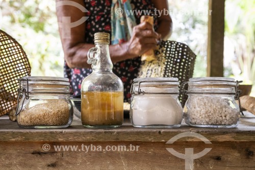 Detalhe de processo artesanal para a produção da farinha de mandioca - Parque Nacional de Anavilhanas - Novo Airão - Amazonas (AM) - Brasil