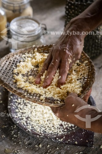Detalhe de processo artesanal para a produção da farinha de mandioca - Parque Nacional de Anavilhanas - Novo Airão - Amazonas (AM) - Brasil
