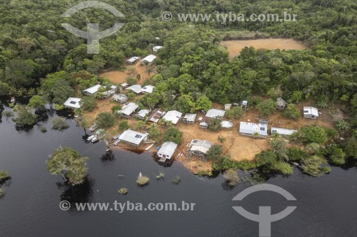 Foto feita com drone de casas de palafita as margens do Rio Negro - Parque Nacional de Anavilhanas - Novo Airão - Amazonas (AM) - Brasil