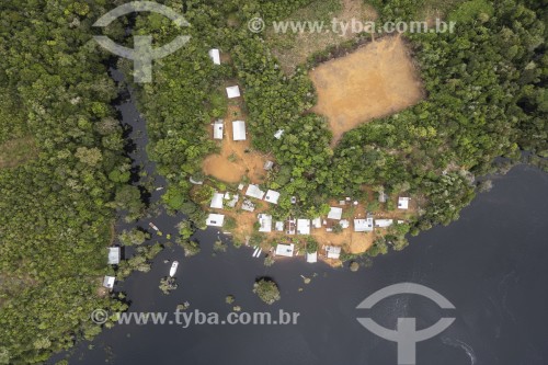 Foto feita com drone de casas de palafita as margens do Rio Negro - Parque Nacional de Anavilhanas - Novo Airão - Amazonas (AM) - Brasil
