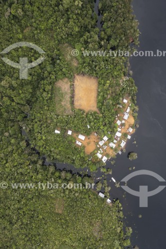 Foto feita com drone de casas de palafita as margens do Rio Negro - Parque Nacional de Anavilhanas - Novo Airão - Amazonas (AM) - Brasil