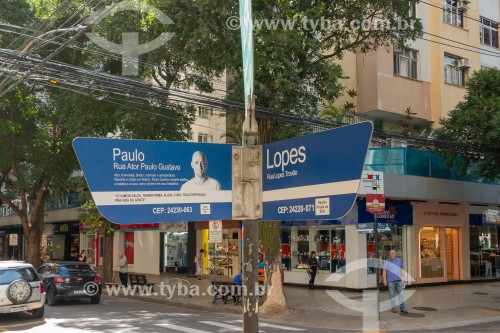 Placa de rua em homenagem ao ator Paulo Gustavo - Esquina das Ruas Lopes Trovão e Ator Paulo Gustavo - Niterói - Rio de Janeiro (RJ) - Brasil