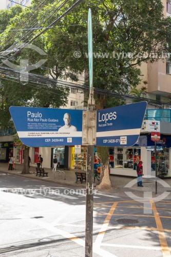 Placa de rua em homenagem ao ator Paulo Gustavo - Esquina das Ruas Lopes Trovão e Ator Paulo Gustavo - Niterói - Rio de Janeiro (RJ) - Brasil