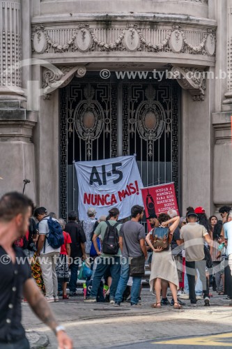 AI-5 Nunca Mais, manifestação em frente ao prédio do extinto DOPS ? Departamento de Ordem Política e Social, órgão de repressão da ditadura militar,  marcando os 56 anos do Ato Institucional nº 5, organizada pelo Coletivos RJ Memória, Verdade, Justiça e Reparação, com a participação de artistas visuais e teatrais - Rua da Relação 40 - Rio de Janeiro - Rio de Janeiro (RJ) - Brasil