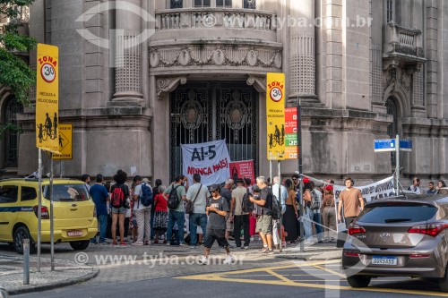 AI-5 Nunca Mais, manifestação em frente ao prédio do extinto DOPS ? Departamento de Ordem Política e Social, órgão de repressão da ditadura militar,  marcando os 56 anos do Ato Institucional nº 5, organizada pelo Coletivos RJ Memória, Verdade, Justiça e Reparação, com a participação de artistas visuais e teatrais - Rua da Relação 40 - Rio de Janeiro - Rio de Janeiro (RJ) - Brasil