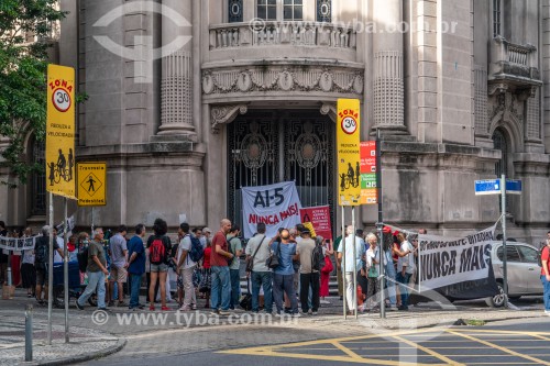 AI-5 Nunca Mais, manifestação em frente ao prédio do extinto DOPS ? Departamento de Ordem Política e Social, órgão de repressão da ditadura militar,  marcando os 56 anos do Ato Institucional nº 5, organizada pelo Coletivos RJ Memória, Verdade, Justiça e Reparação, com a participação de artistas visuais e teatrais - Rua da Relação 40 - Rio de Janeiro - Rio de Janeiro (RJ) - Brasil