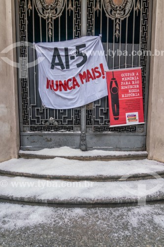 Performance Muitas Mãos Tornam O Peso Mais Leve ? Mutirão de Resistência, na qual 200 quilos de sal grosso foram depositados no portão central do prédio, de autoria das artista Julia Cseko e Joana Traub Cseko, durante a manifestação AI-5 Nunca Mais, realizada em frente ao prédio do extinto DOPS ? Departamento de Ordem Política e Social, órgão de repressão da ditadura militar,  marcando os 56 anos do Ato Institucional n 5, organizada pelo Coletivos RJ Memória, Verdade, Justiça e Reparação, com a participação de artistas visuais e teatrais. Rua da Relação 40 - Centro - Rio de Janeiro - Rio de Janeiro - Rio de Janeiro (RJ) - Brasil