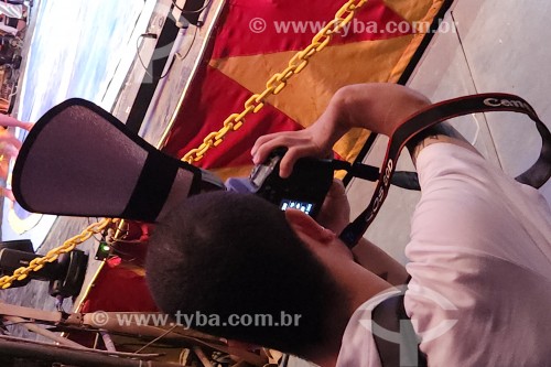 Fotógrafo com deficiência na mão fotografando o Unicirco Arte Educação Comunidade VI - Quinta da Boa Vista - Rio de Janeiro - Rio de Janeiro (RJ) - Brasil