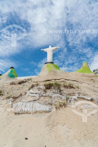 Escultura de areia representando o Cristo Redentor -  Praia de Copacabana - Rio de Janeiro - Rio de Janeiro (RJ) - Brasil